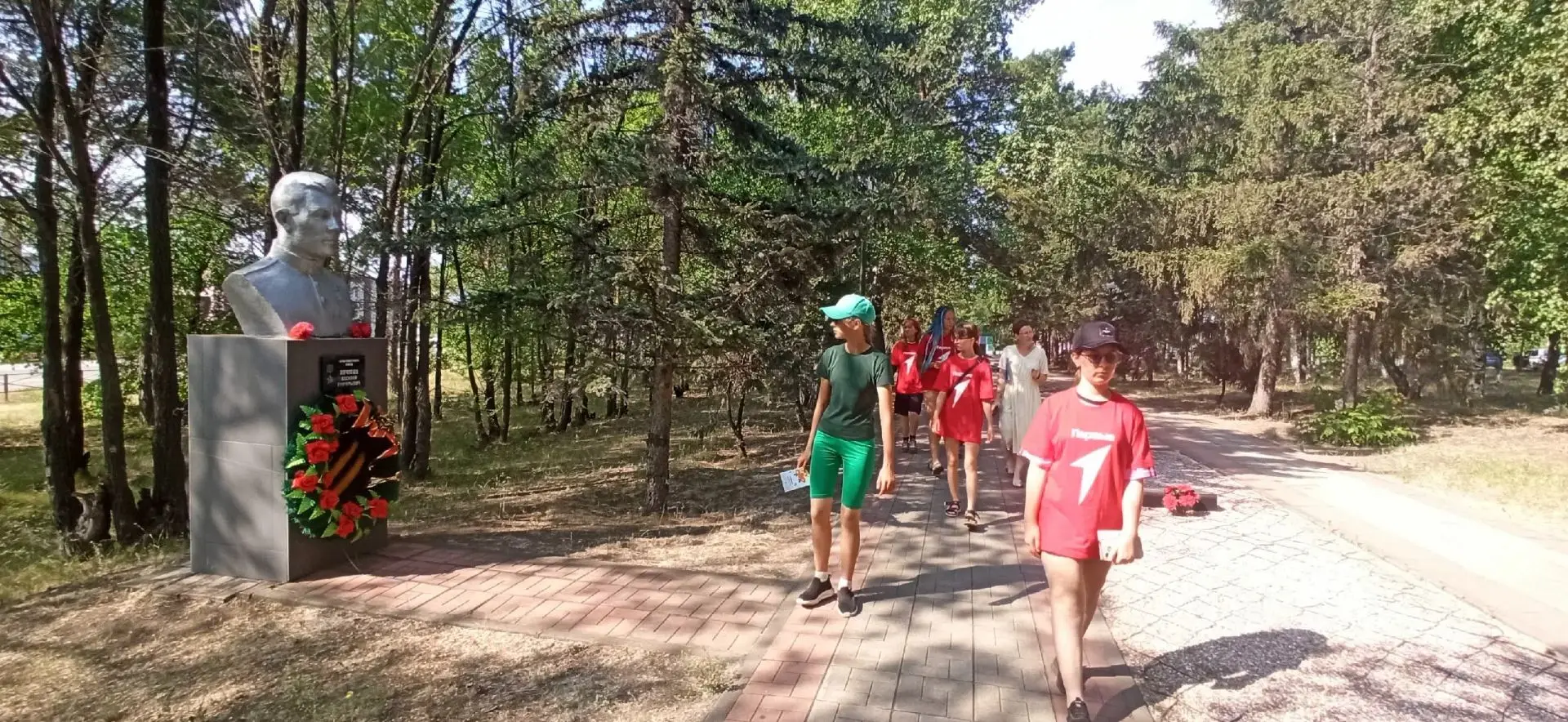 Профильная смена "Каникулы с Первыми" продолжается! 🌟 

Сегодня утро началось с зажигательной заряд