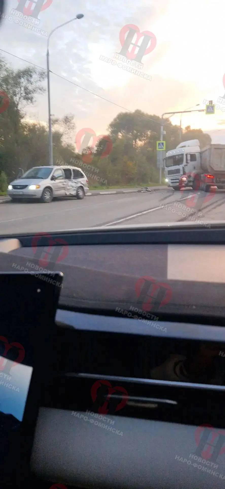🚨 ЖЕСТЬ НА ДОРОГЕ: САМОСВАЛ ВИЛЯЕТ И СНОСИТ БОК МИНИВЭНУ 🚨