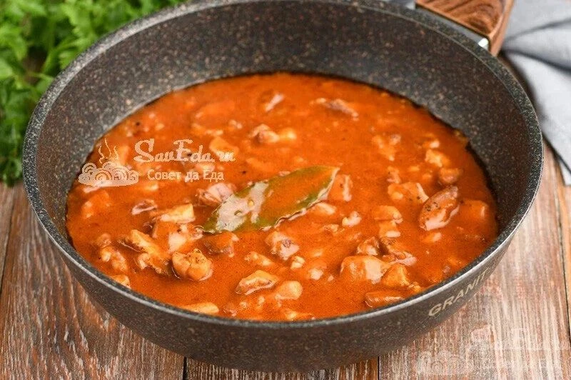 Гуляш из свинины с подливкой
