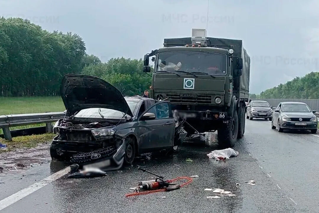 В Благоварском районе столкнулись военный грузовик и легковушка