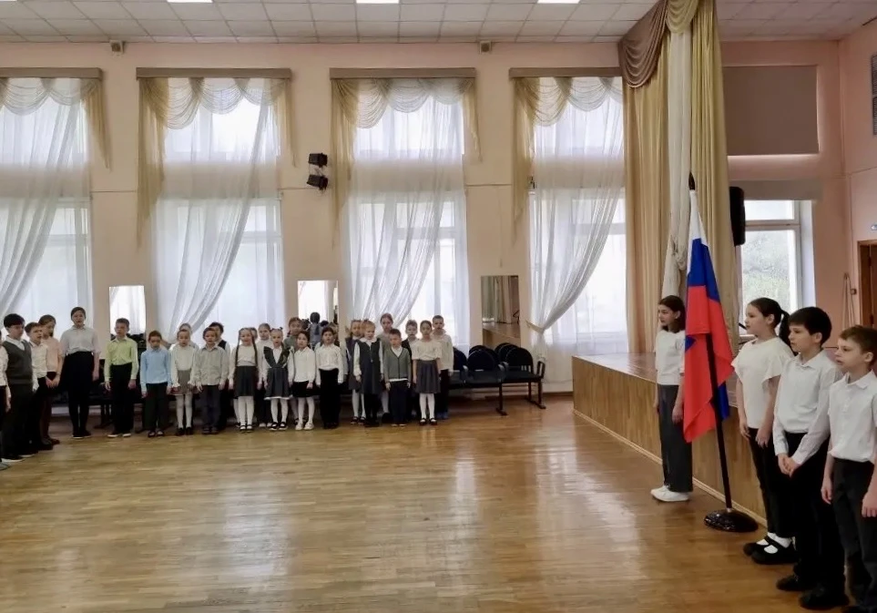 🇷🇺 Церемония поднятия флага  Каждую неделю наши ребята начинают с церемонии поднятия Государственног