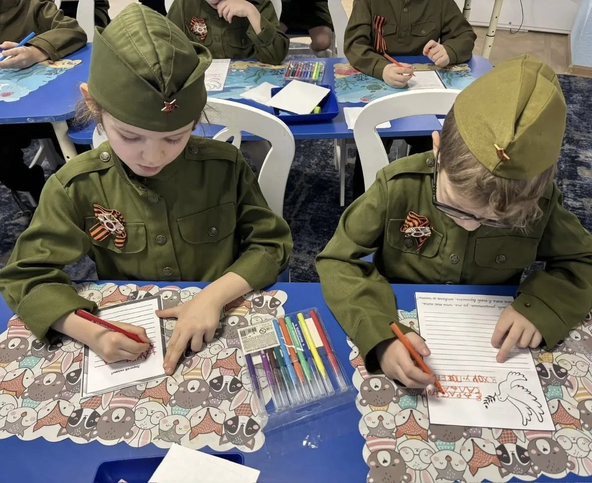 📨🪖В преддверии праздника наши малыши из подготовительной группы подготовили особые подарки – «Письма