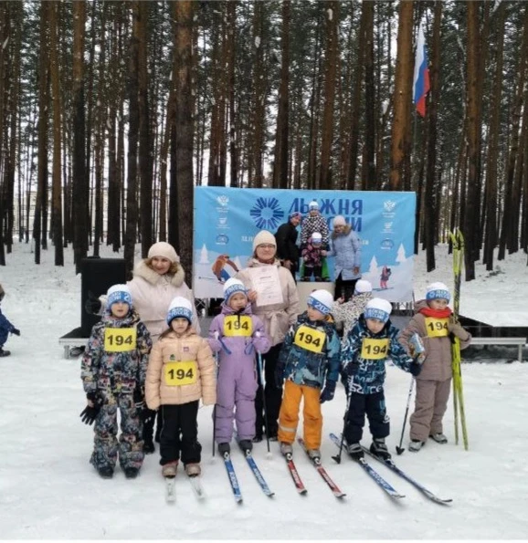 🟣 Захватывающие лыжные гонки: маленькие чемпионы на старте! ⛷️ 🏂❄️ Сегодня наши дошкольники, педагог