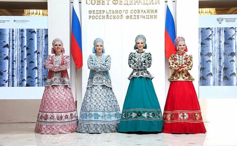 Живое наследие в лицах: в России наградили лучших мастеров народных художественных промыслов

Состоя
