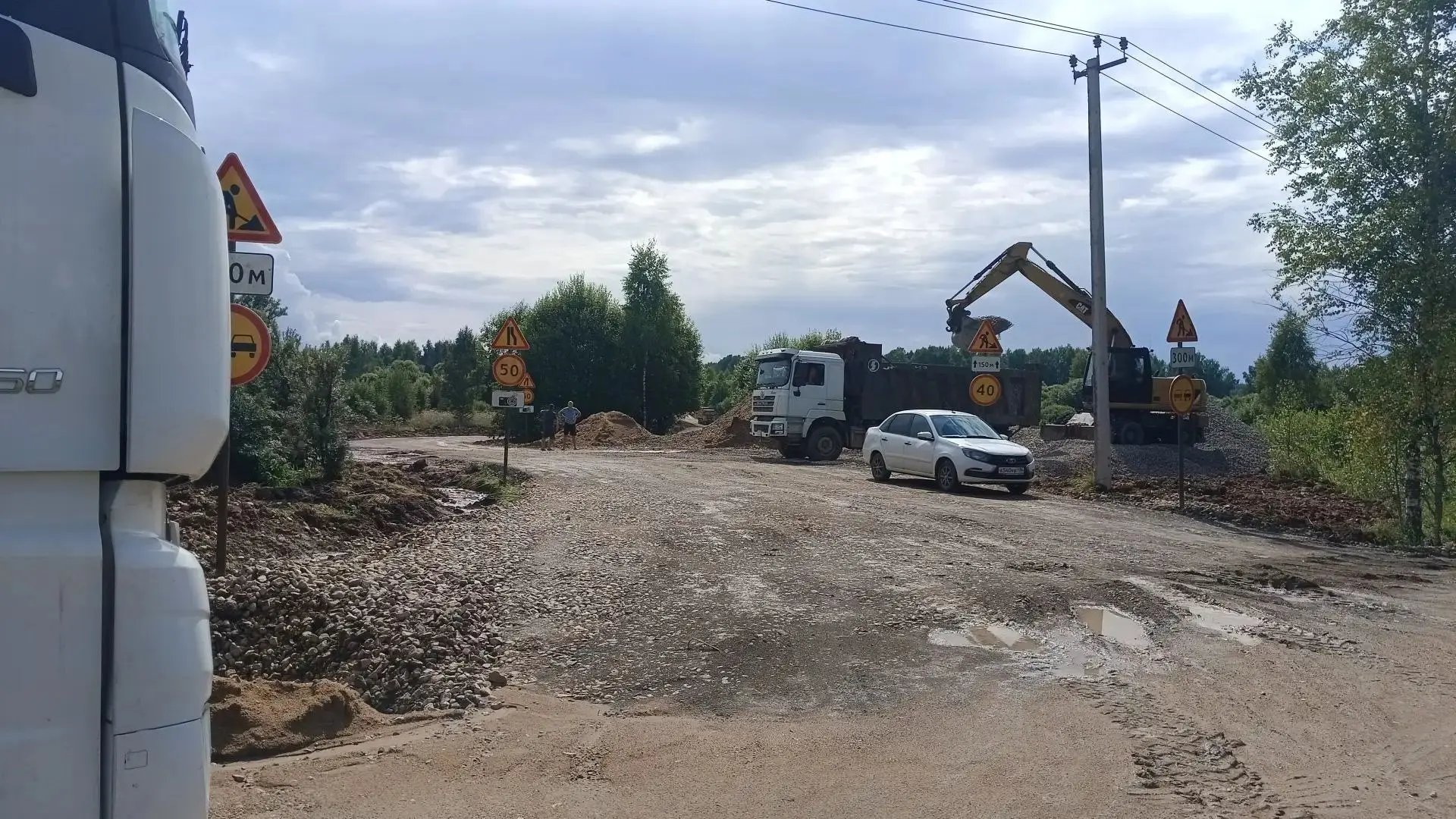 В деревне Свинцово экстренно обустраивают дорогу после несчастного случая, когда машина скорой помощ