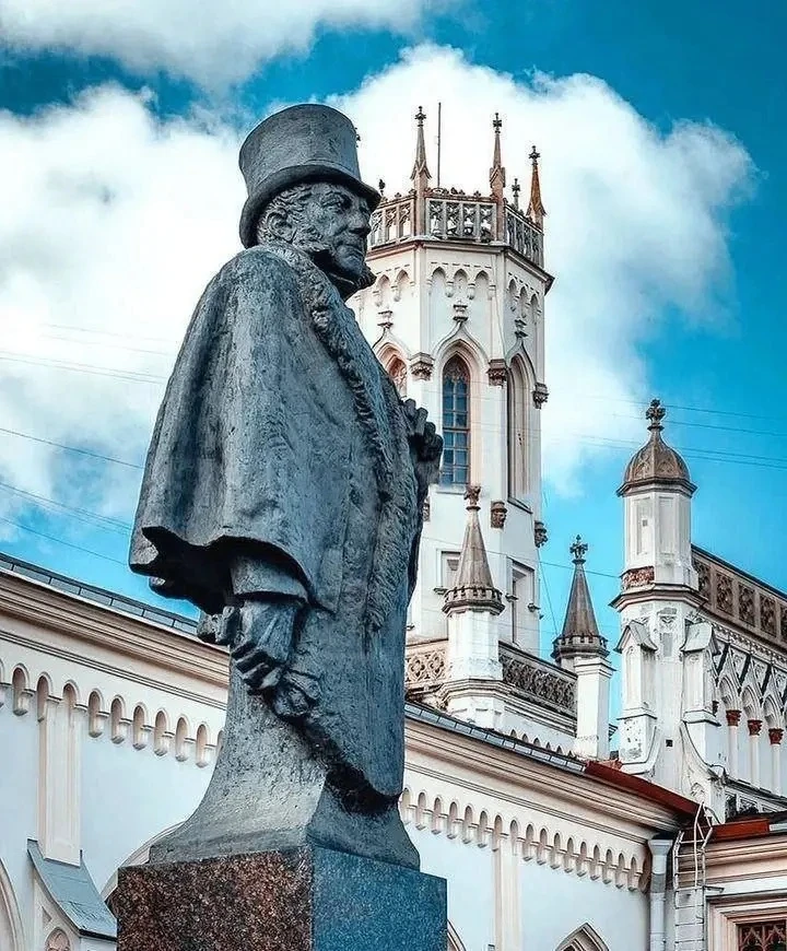 🏰 Вокзал «Новый Петергоф»: готическая сказка на железной дороге