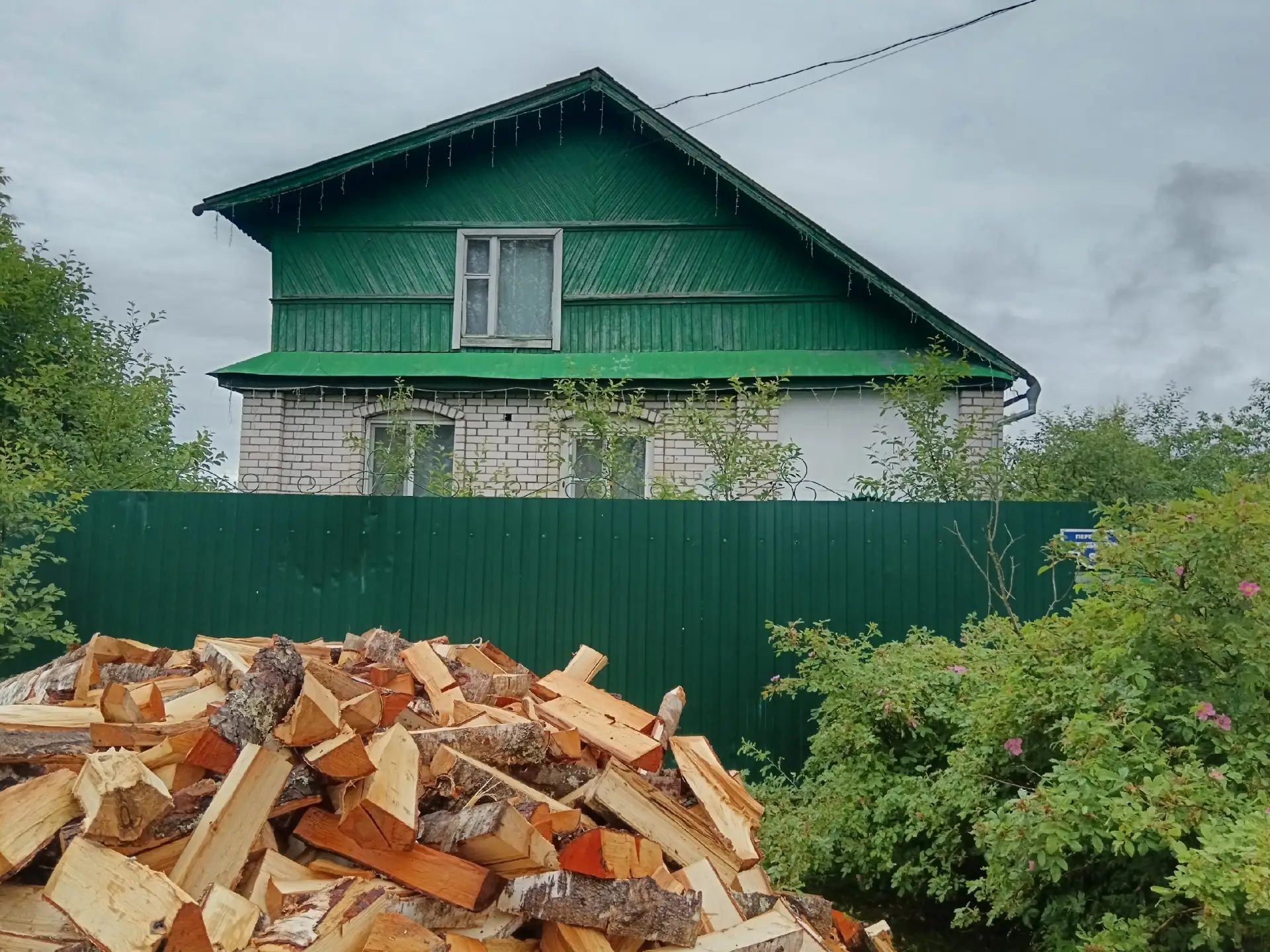 Продается дом город Торопец, рядом центр города, все в пешей доступности. Дом кирпичный...