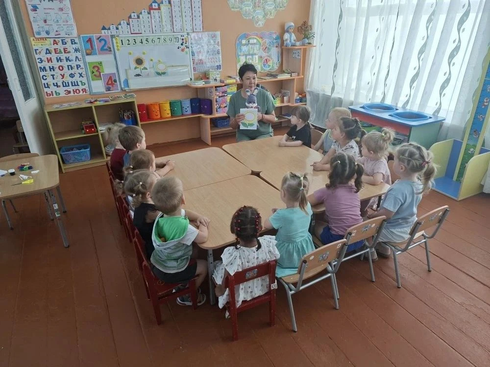 К ребятам из второй младшей группы пришел необычный гость — пушистый Зайчик! Он шел к нам издалека и