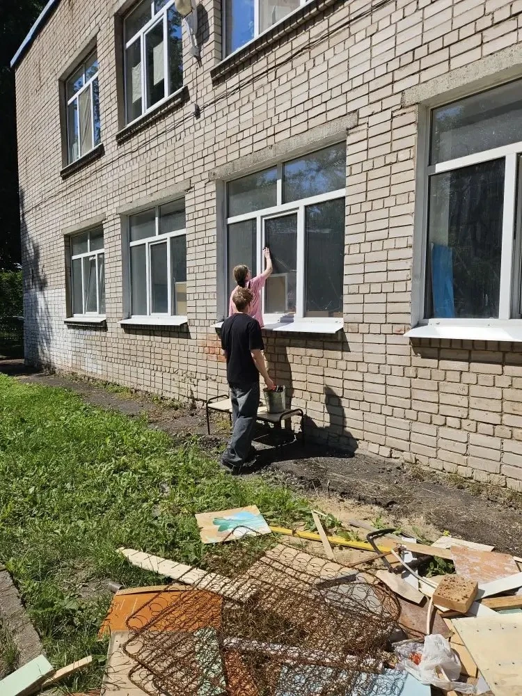 Трудовой отряд — вместе к уютной и красивой школе!
Каждое лето в нашей школе собирается дружный труд