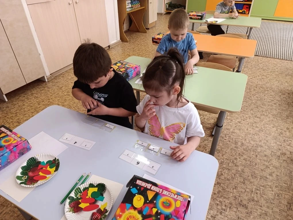 Итоговое занятие по познавательному развитию в старшей группе Почемучки.
Ребята совершенствовали:
Ум