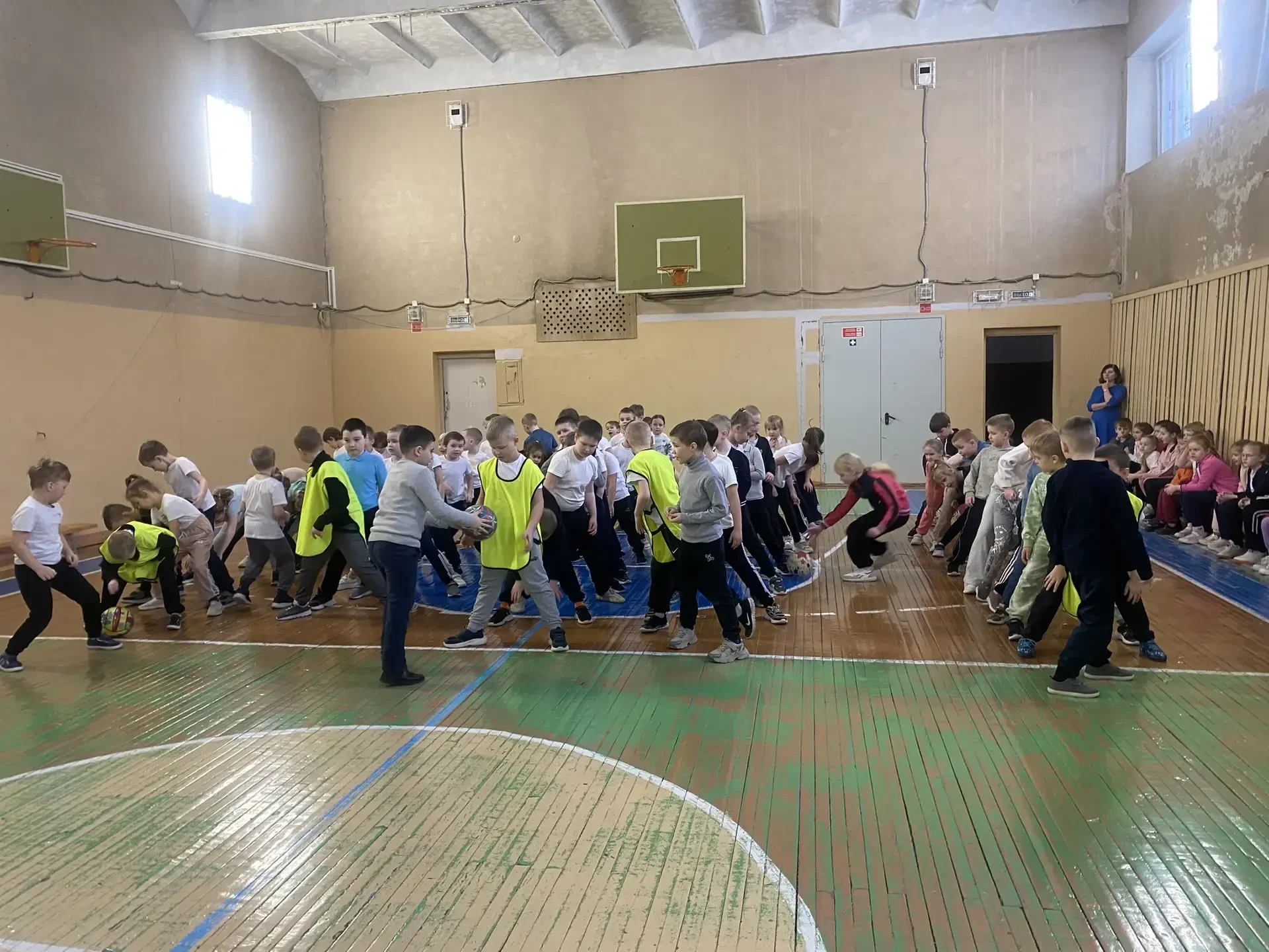 С 16 по 20 февраля учителя физкультуры провели неделю спортивных соревнований. 1-2 классы участвовал