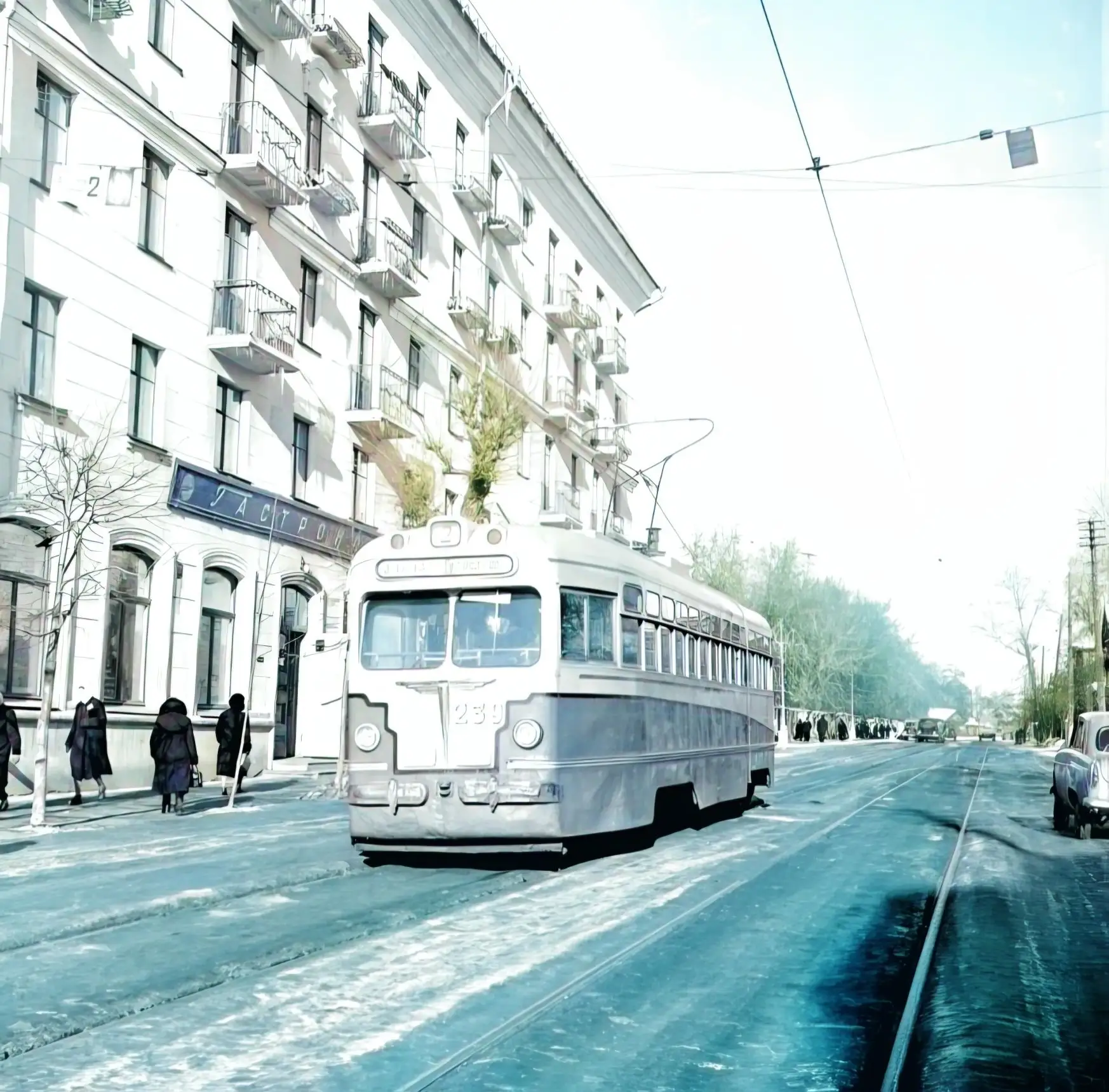 🚃 Ретро - кадры. Историческая Казань. Трамвай по маршруту №2.

 ✨️ Улица Бутлерова, 1950-е годы.

�