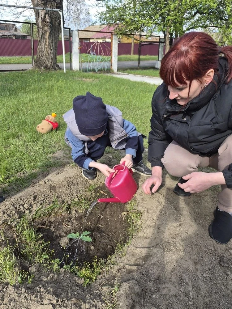 👫🫶Дети логопедической группы "Радуга" вместе с родителями посадили "дубовую аллею вып...