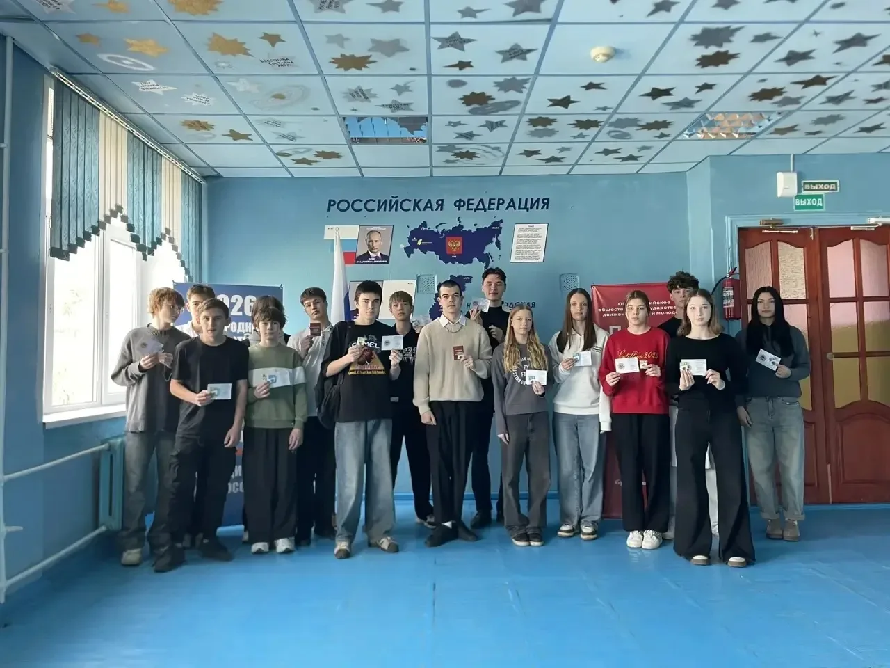 Торжественное вручение значков ГТО ученикам нашей школы!  В нашей школе во время линейки состоялось 