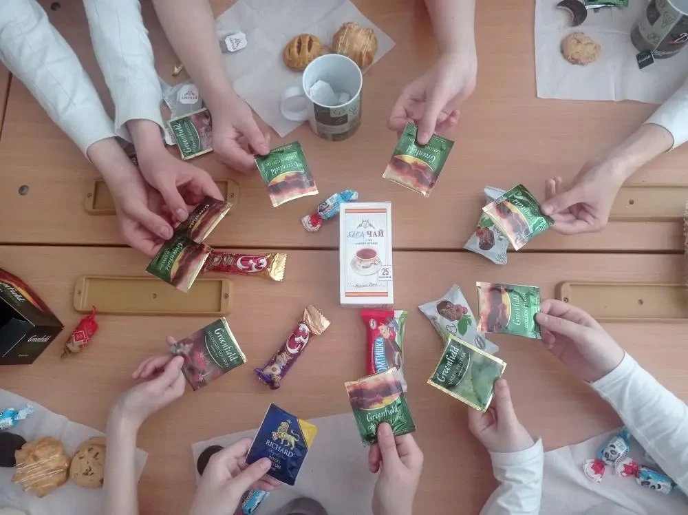 🍵 День чая в 8 «Г» классе: путешествие в мир традиций и ароматов   Обучающиеся 8 «Г» класса отметили