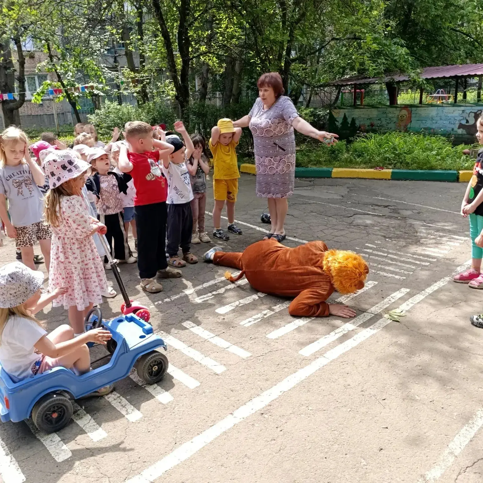 В рамках «Недели осторожного пешехода» в ГБДОУ ЛНР "Краснолучский ясли-сада 55"Родничок" прошло разв