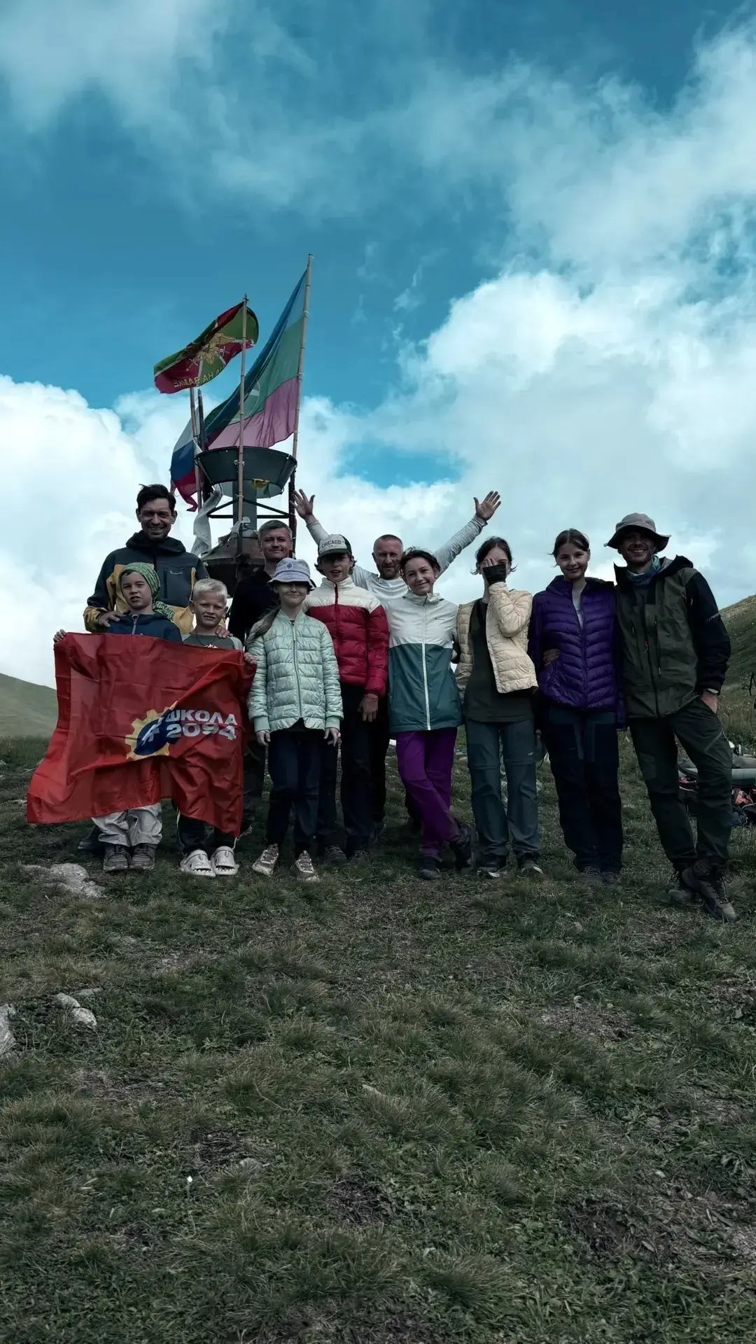 🏔️ Флаг нашей школы – над облаками!
