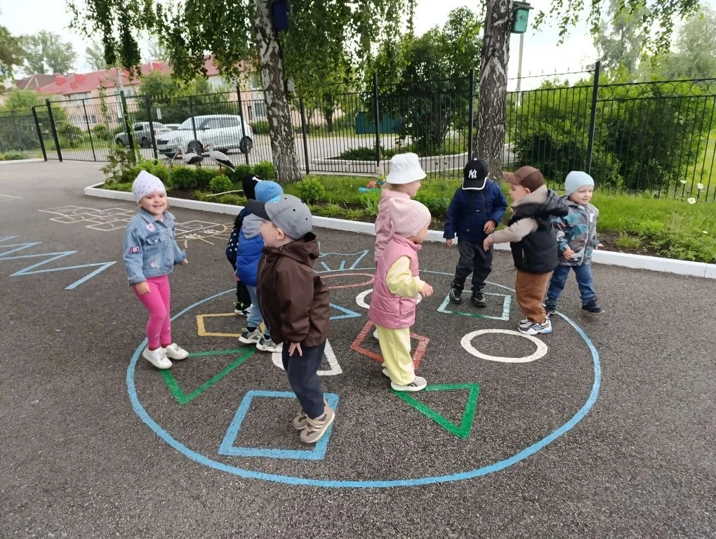 🌞🌷🎈 Лето – самое любимое время для всех детей.
🎈 🌷🌞 В первый день лета отмечается международны