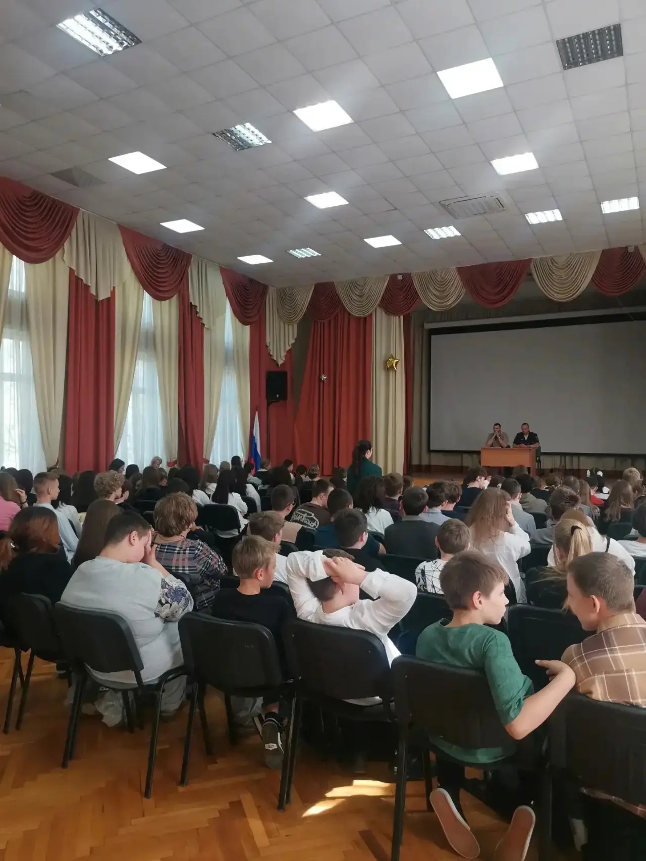 О важном — простыми словами 💡  📚5 мая в Школе 878 прошла профилактическая встреча для учеников 6 и 7