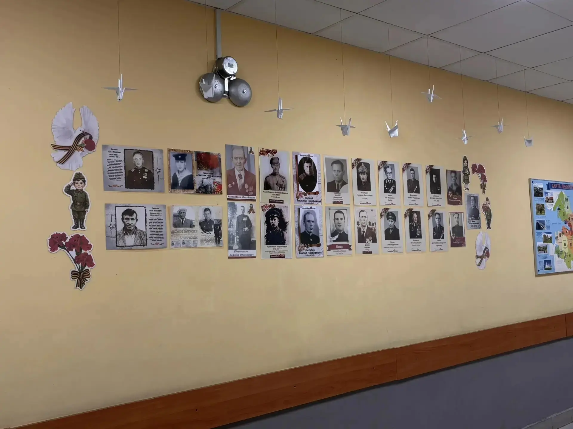 Две реальности одной Памяти: Бессмертный полк онлайн и в стенах 459-й школы 🕊   В этом видео — наш «