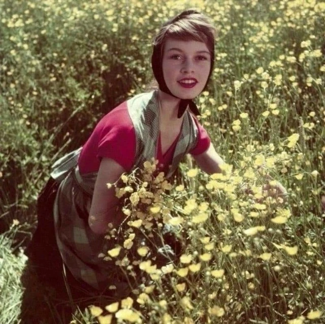 Узнаёте? 

Брижит Бардо в усадьбе своей бабушки в пригороде Парижа, 1952 год. Ей здесь 18 лет.