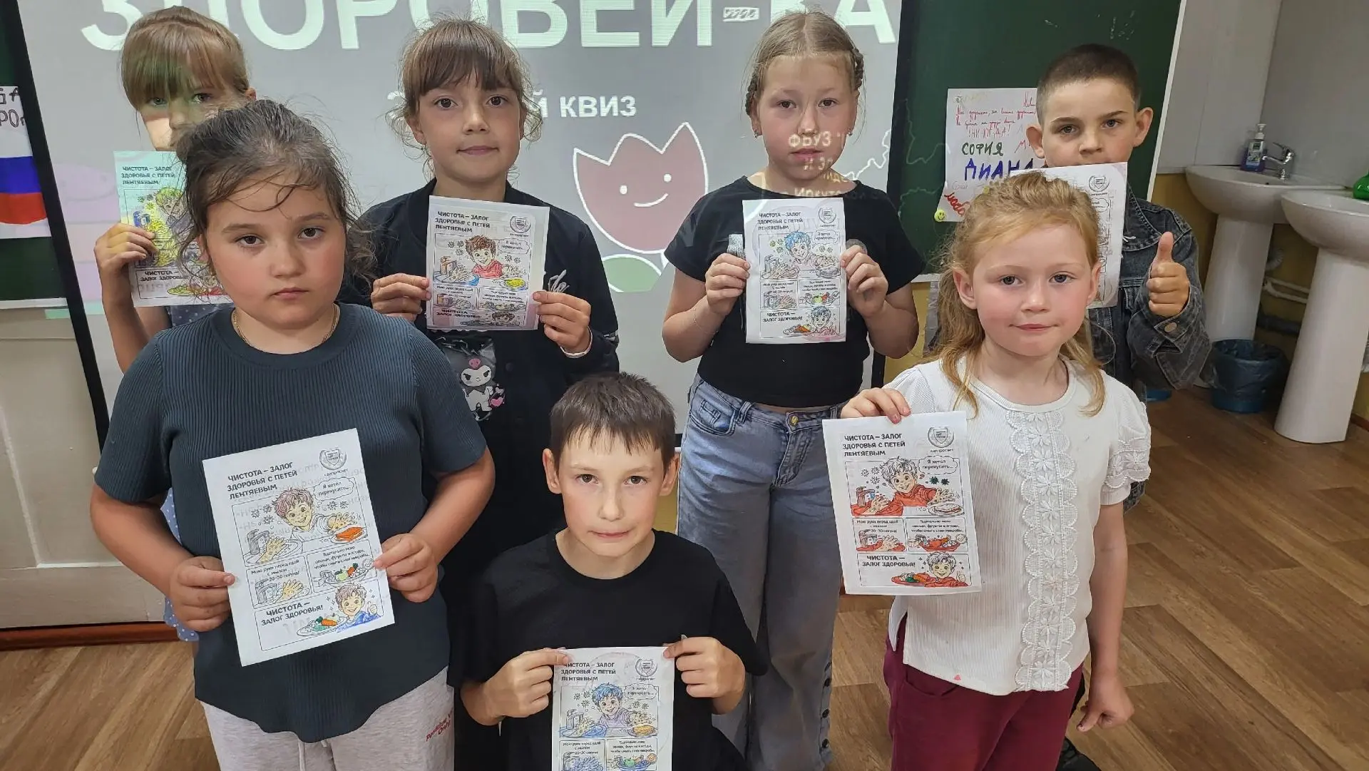 Сегодня в летнем лагере "Росинка" прошёл квиз "Здоровейка". Перед игрой ребята разделились на 3 кома