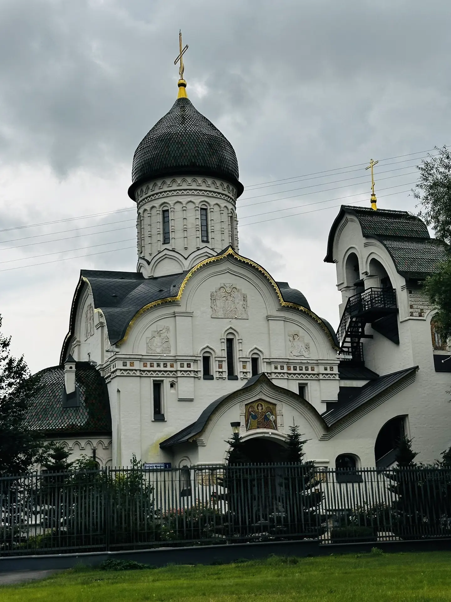 Продолжаю делиться фотографиями храмов, попадающихся мне на маршруте между делами и заседаниями

Сег