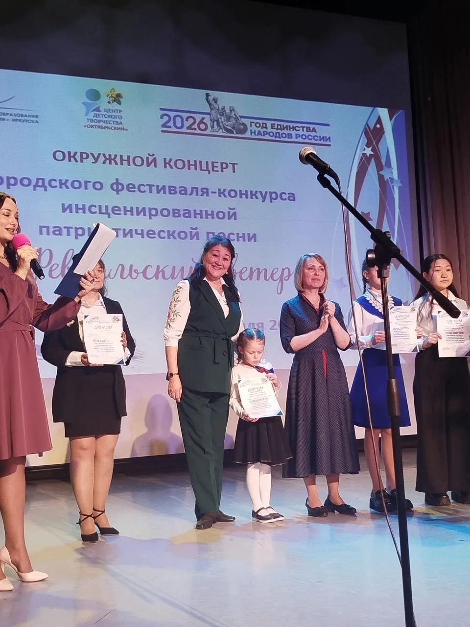 Наш сводный хор "Параллели" под руководством Хрипковой Виктории Владимировны прошел на окружной этап