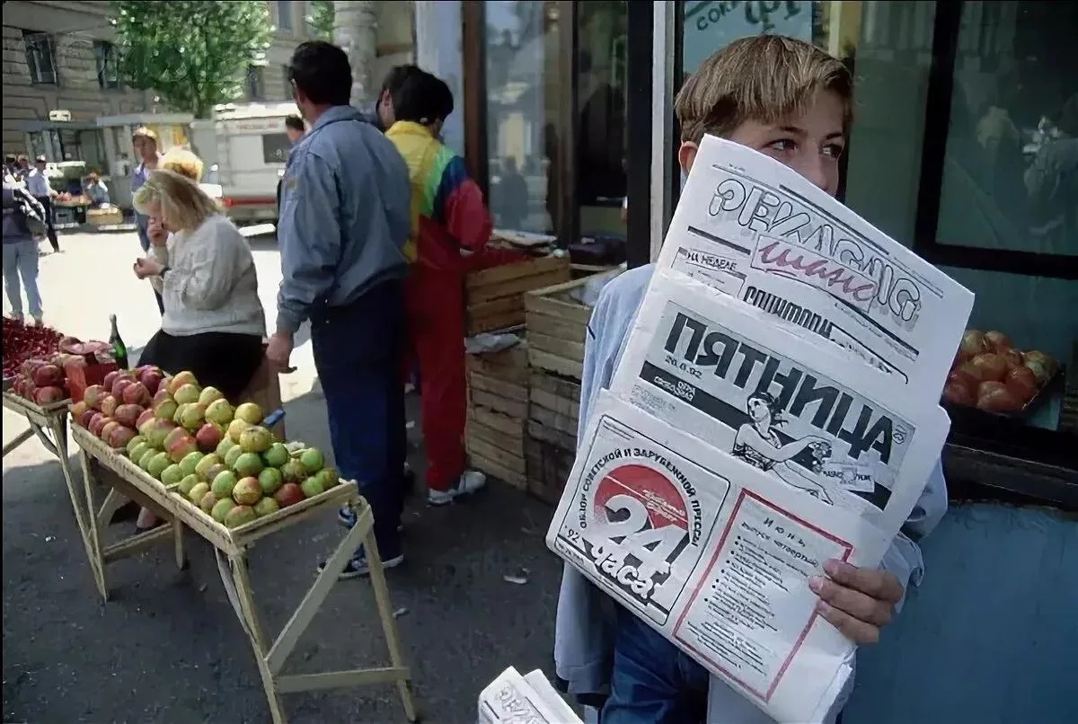 📰 Газета между лотком и ларьком. Владимирская площадь, Петербург, 1992 год.

Владимирская площадь в