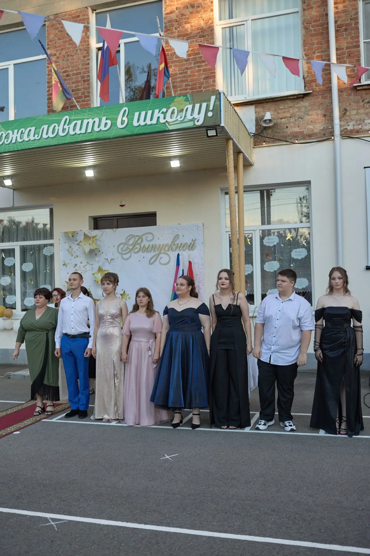 Последний школьный вальс...

27 июня  8 юношей и девушек нашей школы получили аттестаты. 

С напутст