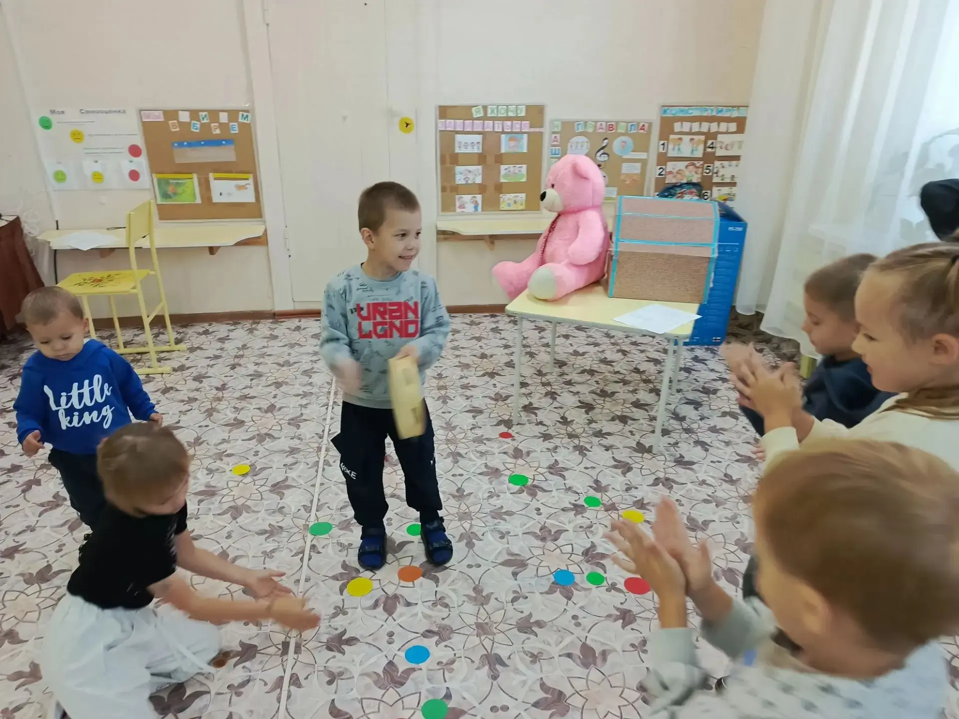 Наша творческая неделя продолжается, и сегодня мы превратили музыку в настоящие краски!