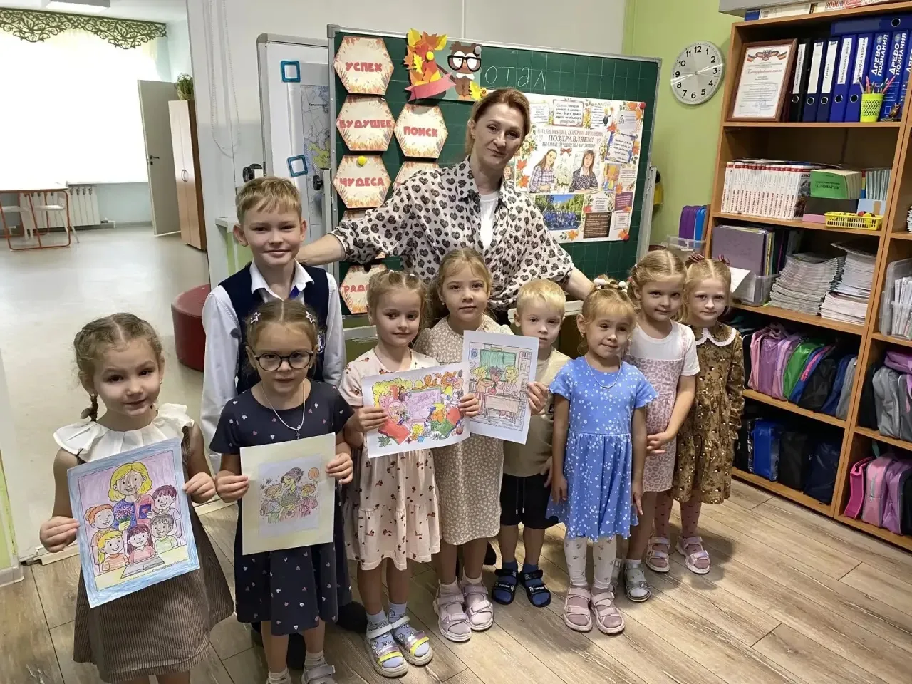 🎉Старшие и подготовительные группы дошкольного отделения поздравили учителей начальной...