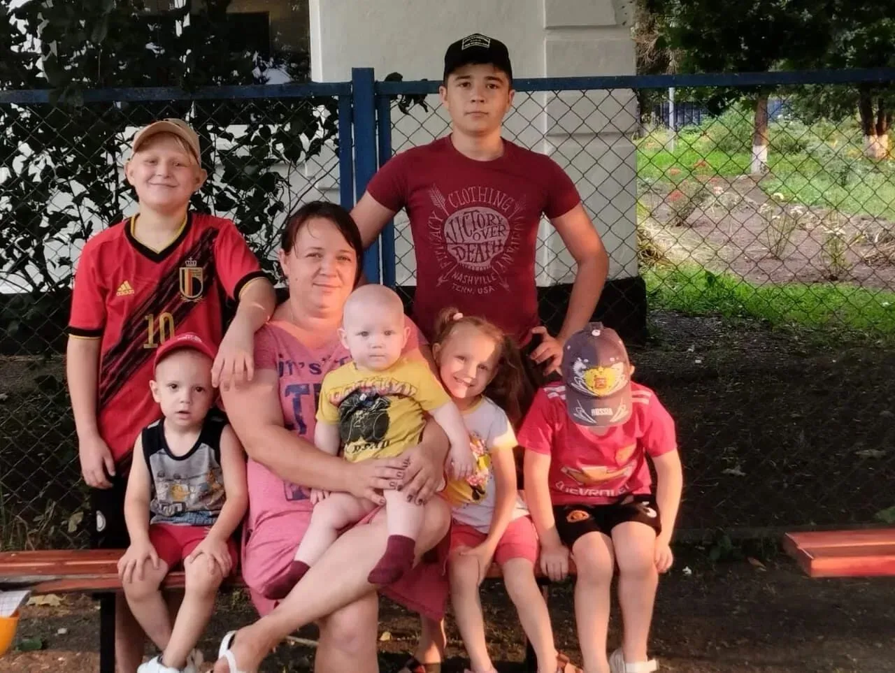 Сегодня День счастливого человека и наши юнкоры спросили у родителей, учителей и друзей: что нужно  