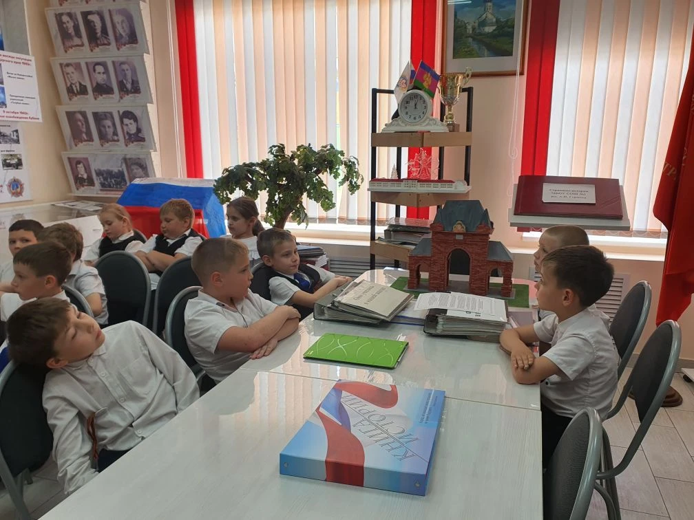 УРОК МУЖЕСТВА   ✏️На прошлой неделе у учащихся 2 "Г" класса прошёл урок мужества, посвящённый юным з