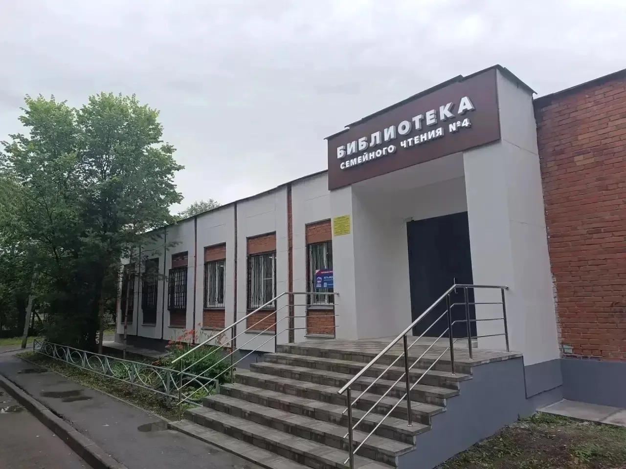 В Копейске группа подростков пыталась забросать девочек пакетами с водой с высоты восьм...
