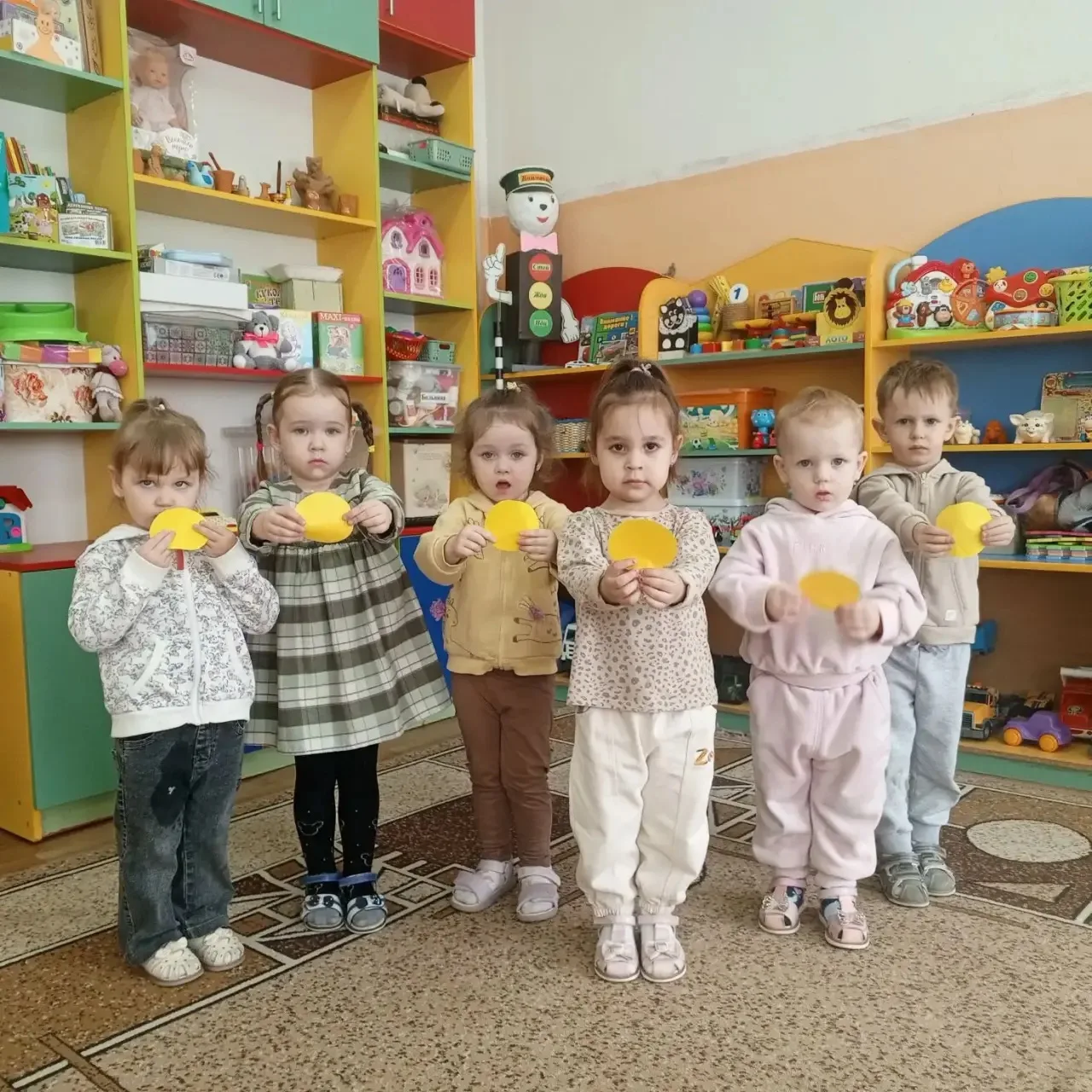 Знакомить ребят с правилами дорожного движения мы начинаем с раннего детства. С целью р...