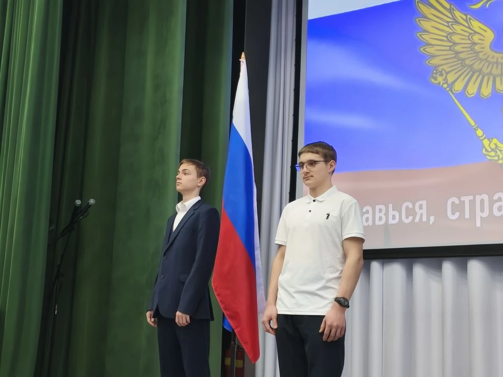 🇷🇺 Почётный караул у Государственного флага России и исполнение гимна - начинаем заключительную учеб