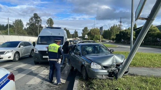 🚨 В Первоуральске автомобиль наехал на светофор