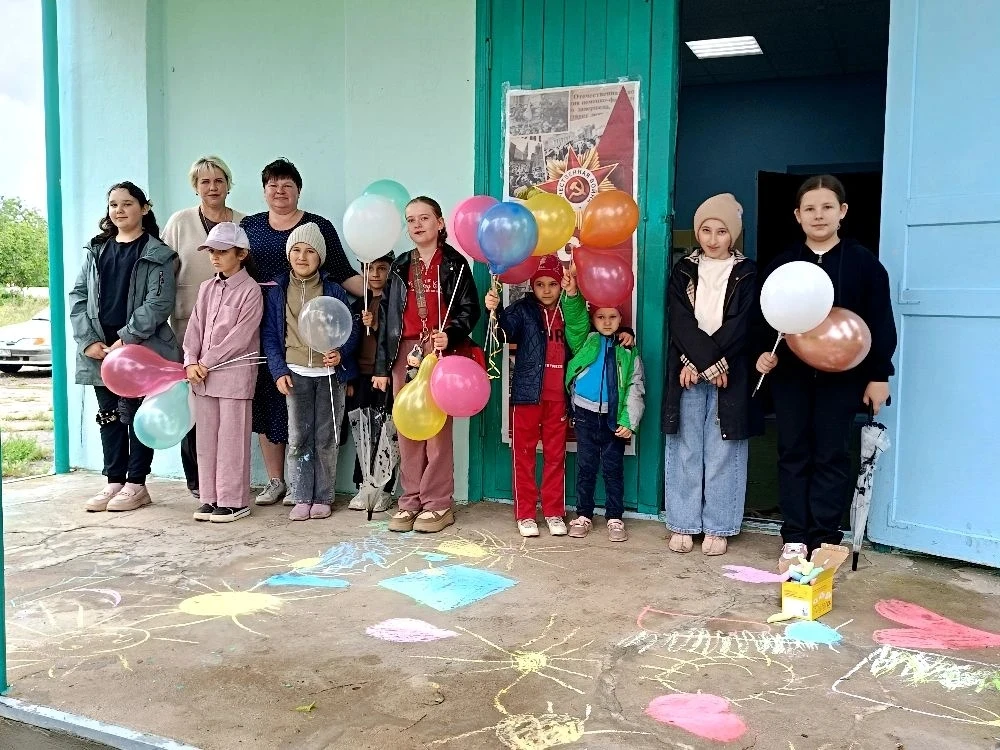 В Денисовском СДК прошла творческая мастерская "Рисую на асфальте", приуроченная ко Дню...