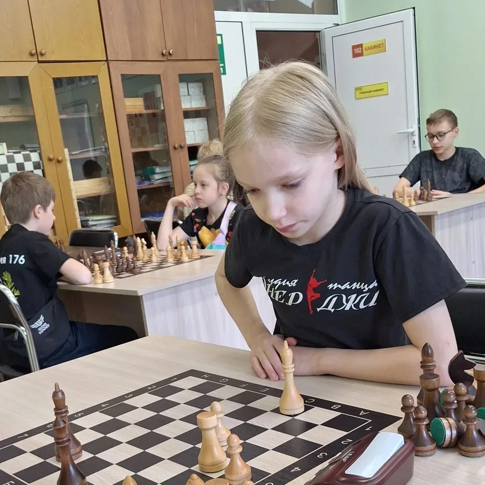 В шахматном турнире в честь Дня защиты детей приняли участие 18 человек - любители шахмат из разных 