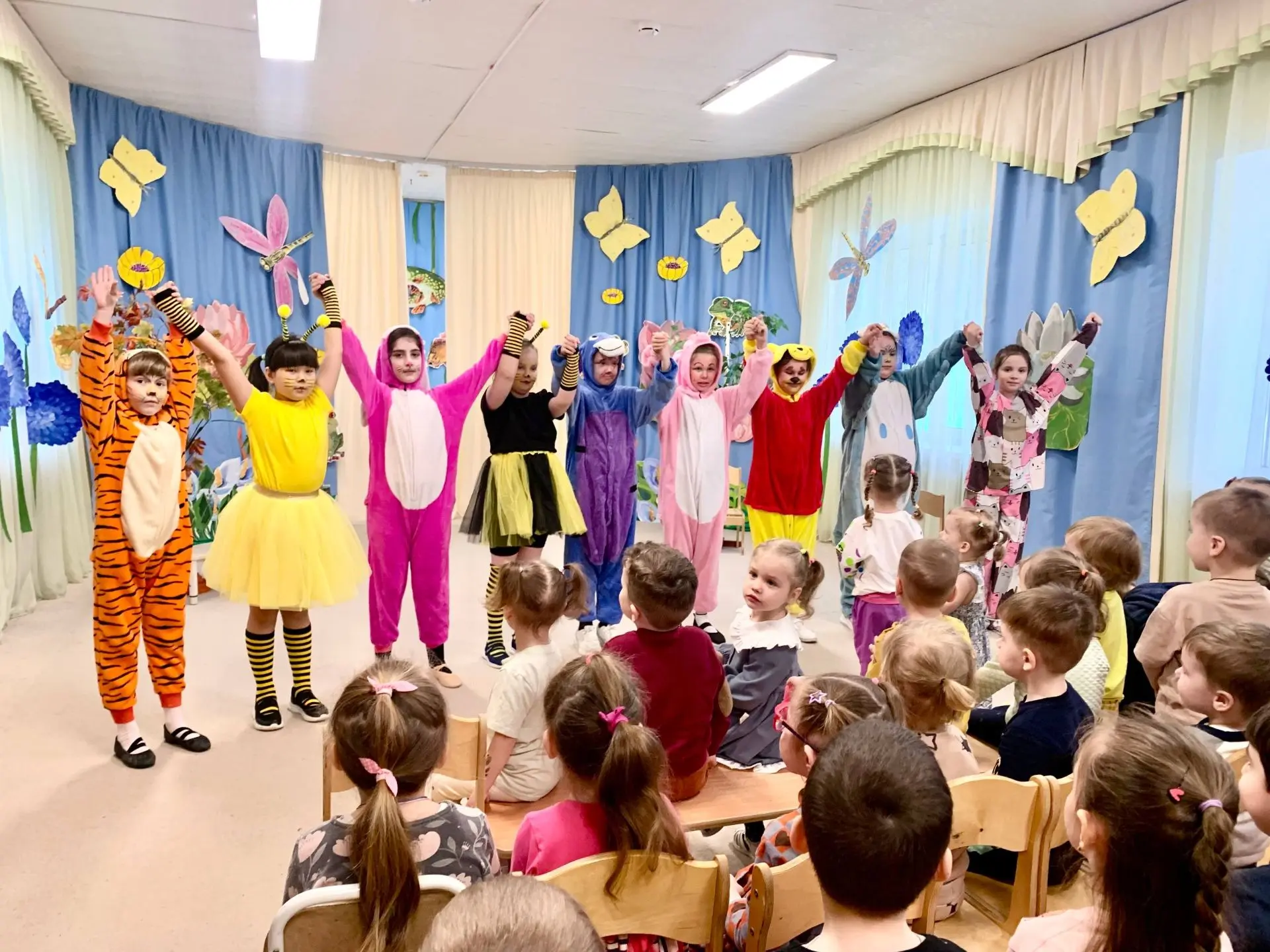 🎭 «Винни-Пух» в гостях у малышей ❤️  👏 Артисты школьной театральной студии «Мир фантазий» снова пора
