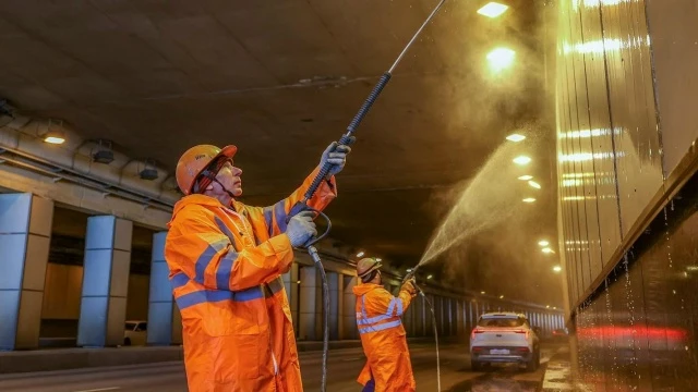 Более 100 транспортных тоннелей промоют в Москве перед Днем города.