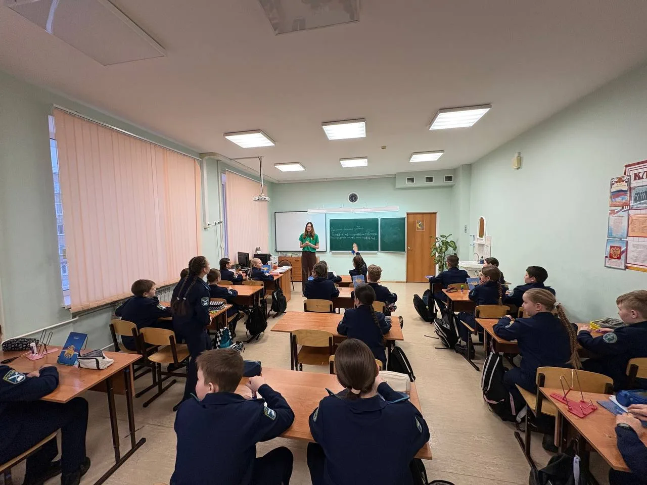 8 марта уже на пороге! 🌸  5К класс не сидит сложа руки и активно готовится к поздравлению самых прек