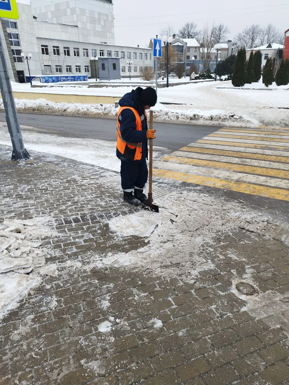 МБУ "Комфорт" продолжает ежедневную работу по отчистке тротуаров и дорог для обеспечени...