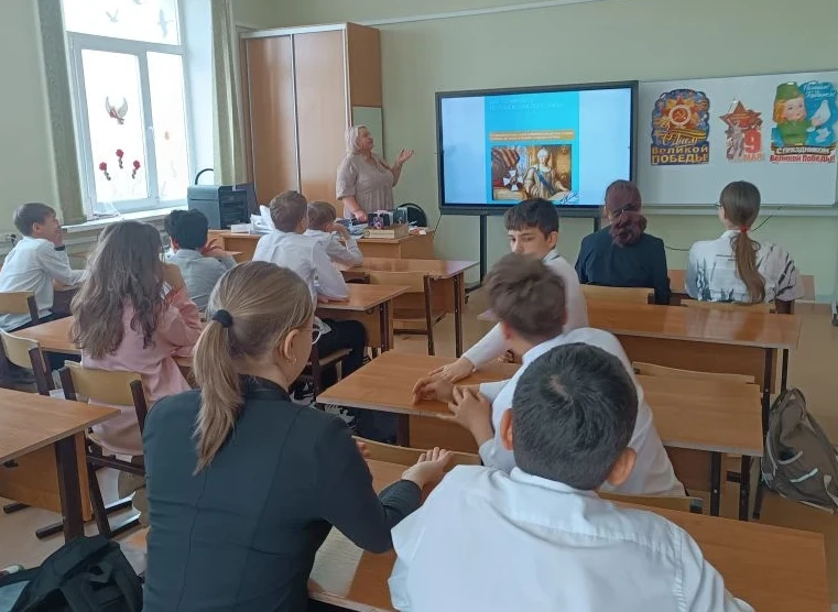 🎗 Мастер-класс по изготовлению георгиевской ленточки в 6А классе ⁣ 🎗 В 6А классе прошёл тематический