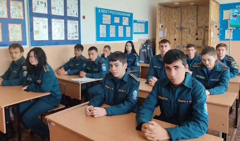 Торжественная линейка поднятия флагов в честь новой учебной недели прошла 18 мая 2026 года в Медного