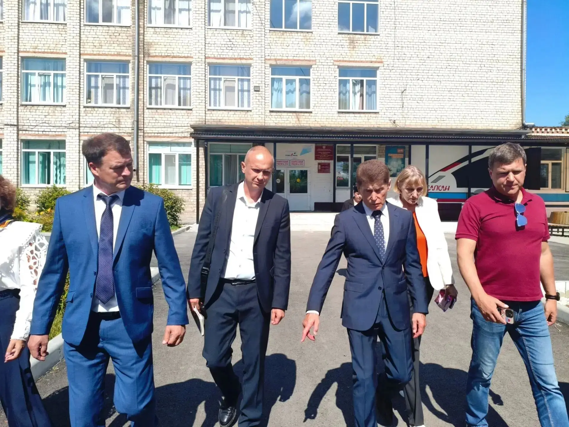 Встречали сегодня в центре образования «Сапсан» Губернатора Приморского края Олега Коже...