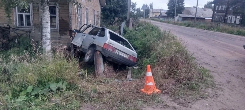 🏠💥 В Усть-Цильме машина влетела прямо в дом