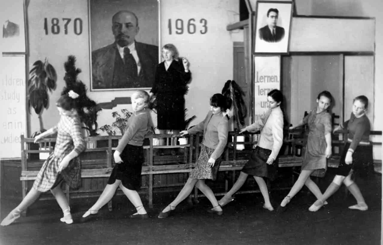 Урок танцев в средней школе номер 5, 1963 год.