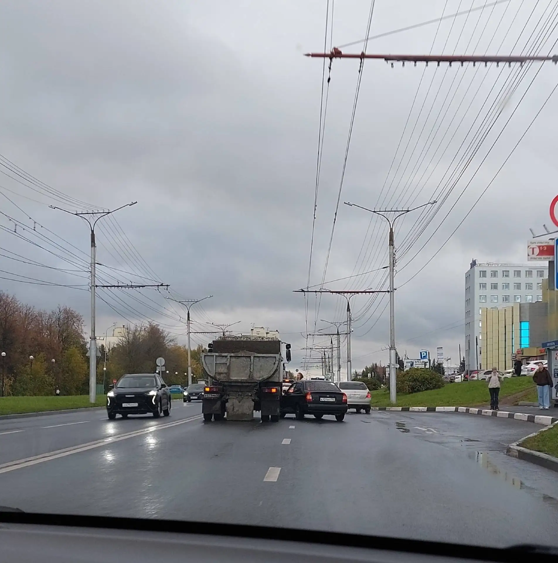 ДТП с самосвалом затруднило выезд от Волжского проспекта
